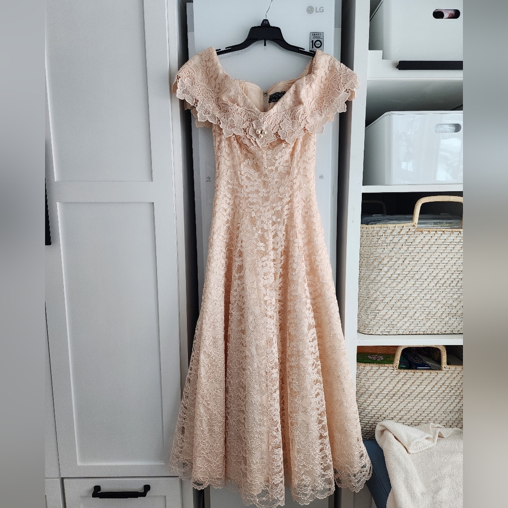 Women's junior vintage prom occasions gown. Cachet by Bari Protas XSmall